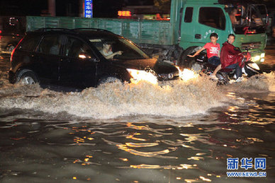 湖北咸宁遭受特大暴雨袭击致18人死亡