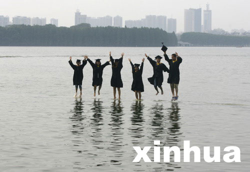 武大学生拍“水上飘”毕业照