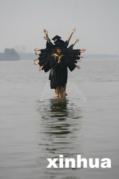 武大学生拍“水上飘”毕业照