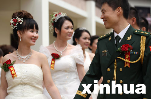湖北宜昌消防为11对新人举办集体婚礼
