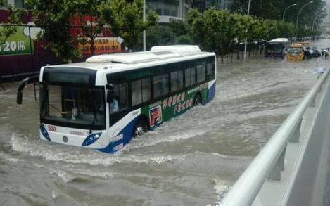 武汉遭暴雨袭击 “海景”随处可见市民再“看海”