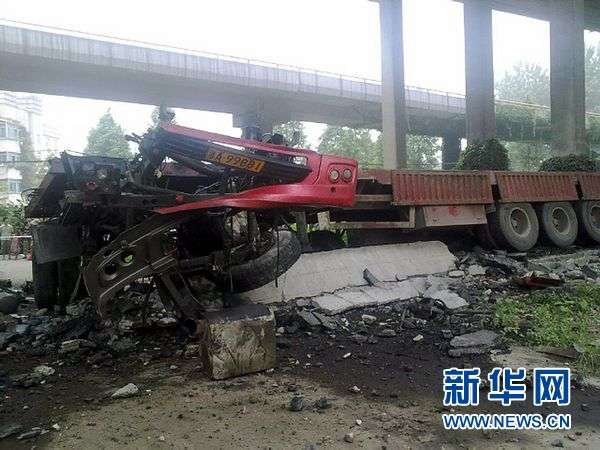 杭州钱塘江三桥桥面塌落 货车卡在桥面塌落处