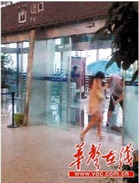 黄花机场新航楼“漏水如瀑布” 称非设计施工缺陷