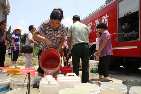 湖南隆回2万人饮水困难村民靠消防车送水度日