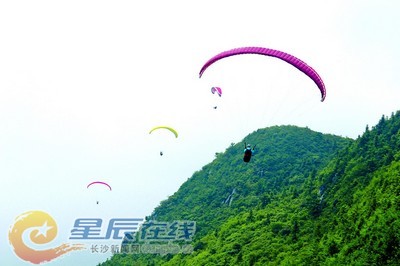 “鸟人”滑翔九折仑 宁乡打造滑降伞运动基地