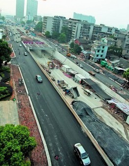 注意：湘江路今明进行沥青路面施工请绕道行驶