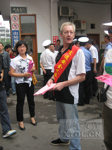 66斤巨型月饼请乘客吃湖南开展文明交通进客车