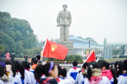 弘扬雷锋精神：一个人与一座城市