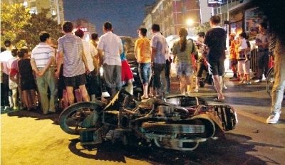 长沙城南越野车撞翻摩托车后再撞两车