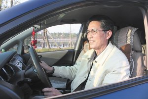 浏阳“潮爹”64岁考了驾照 喜欢开车各地兜风