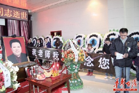 为节约办学经费宁乡58岁校长亲拆围墙被砸身亡