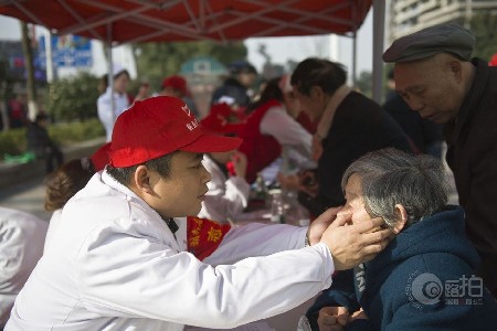 大学生行为艺术倡爱护公共自行车