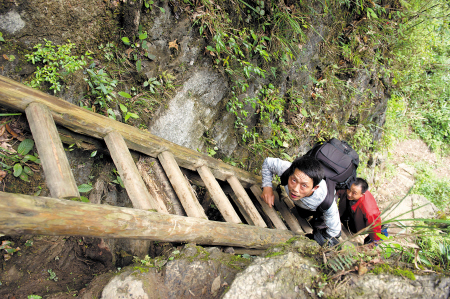 桑植县山村：悬崖天梯 兄妹上下求索