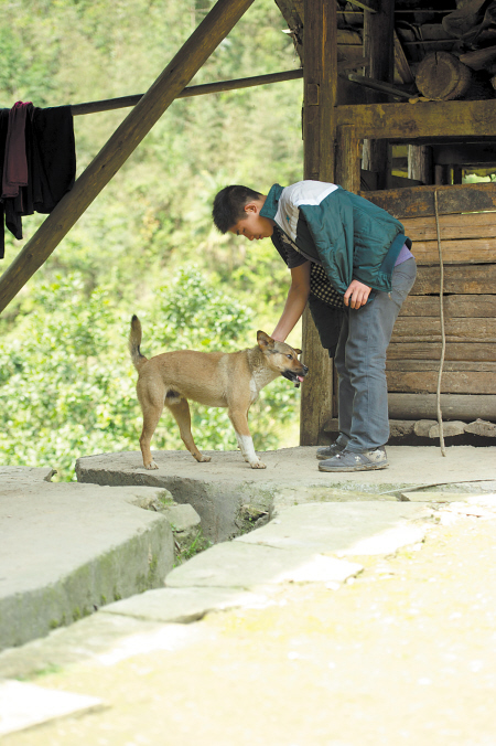 桑植县山村：悬崖天梯 兄妹上下求索