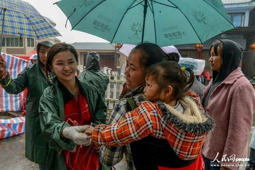 高清：汶川地震断腿美女教师赴雅安灾区支援