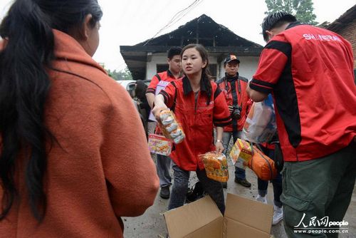 高清：汶川地震断腿美女教师赴雅安灾区支援