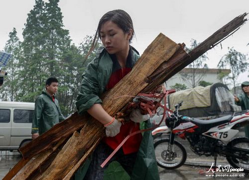 高清：汶川地震断腿美女教师赴雅安灾区支援