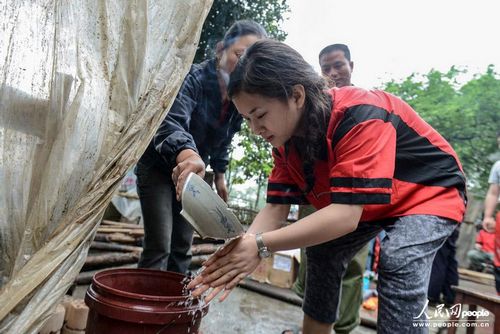 高清：汶川地震断腿美女教师赴雅安灾区支援