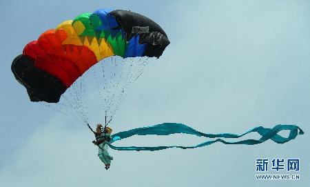 八一跳伞队空中表演