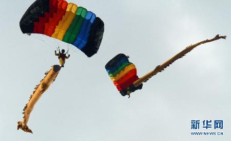 八一跳伞队空中表演