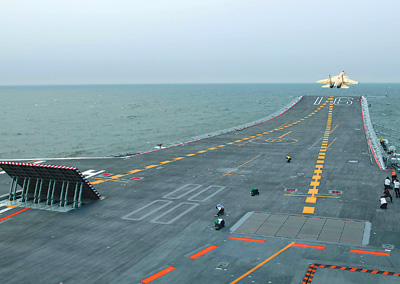 辽宁舰航母出海试验训练25天后返港