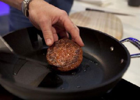 首个人造牛肉汉堡诞生