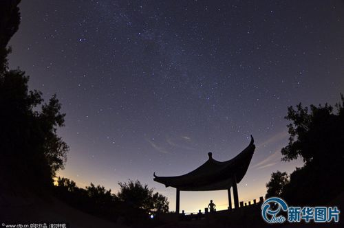 七夕英仙座流星雨凌晨划过天际