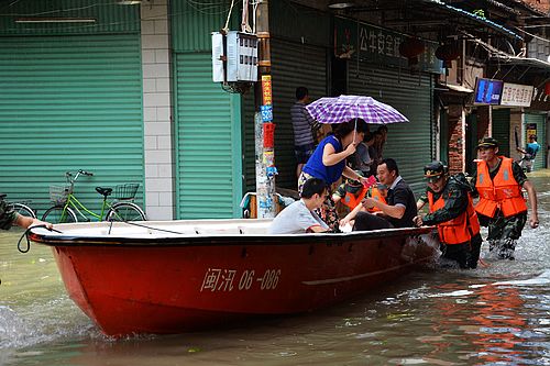 闽武警紧急转移被洪水围困群众
