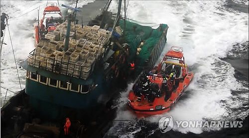 韩国海警截扣2艘中国渔船