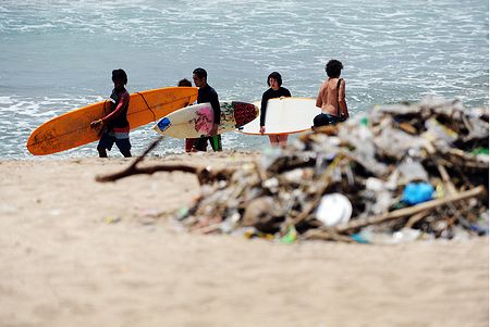 巴厘岛海滩遭遇垃圾侵袭