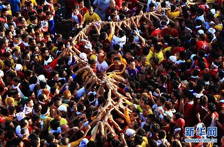 菲律宾举行“黑耶稣节”巡游