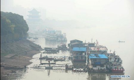 Vehicles run amid fog on Wuyi avenue in Changsha, capital of central China's Hunan Province