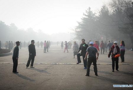 Vehicles run amid fog on Wuyi avenue in Changsha, capital of central China's Hunan Province