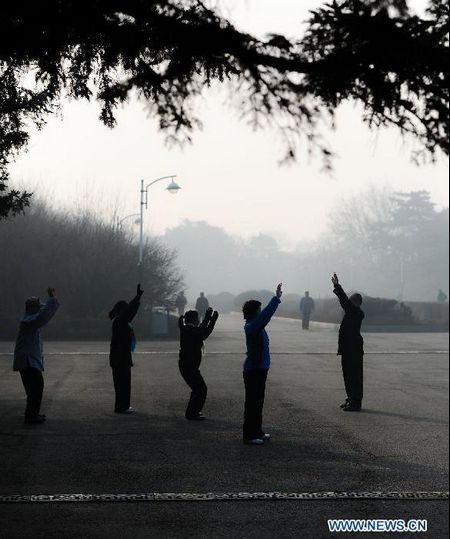 Vehicles run amid fog on Wuyi avenue in Changsha, capital of central China's Hunan Province