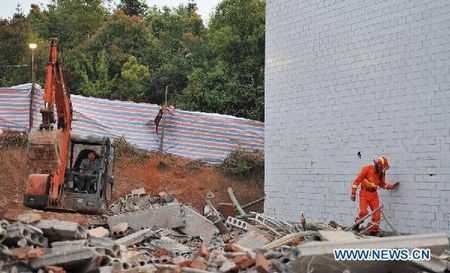 House collapse kills 2 in Yujiang village in central China