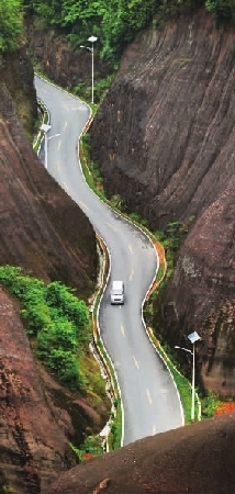 无寸土不丽：丹霞碧水飞天山(图)