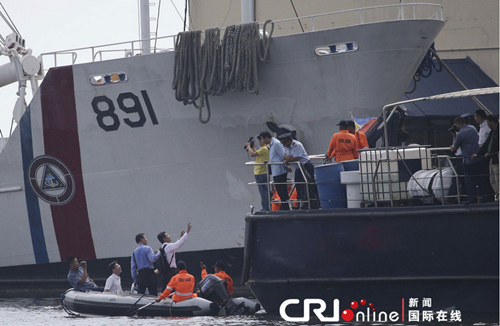 台湾调查团登上菲律宾公务船勘验