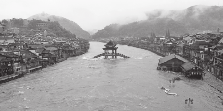 Record downpours hit ancient town Fenghuang, the famous county is partly submerged