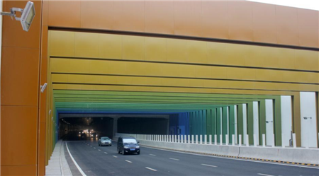 河南“彩虹隧道”通车