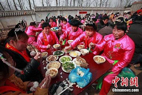 河南濮阳万人同吃一锅饭 共祭始祖舜帝（图）