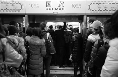 京10号线荣升最挤地铁 早高峰三四趟车上不去 图