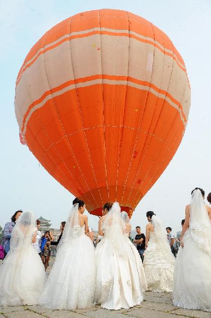 别开生面的热气球集体婚礼