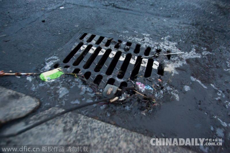 长春街头井盖锁在路灯杆上 市民称为防盗太拼了