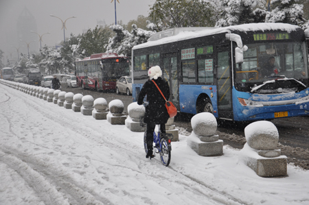 长春迎初雪 出行多不便