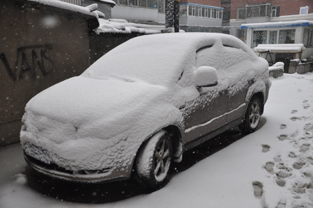 长春迎初雪 出行多不便