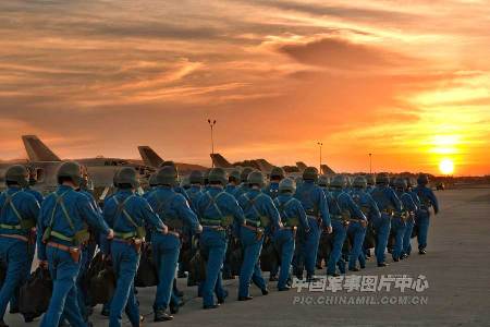 南空航空兵部队轰六机群挂实弹升空练远攻