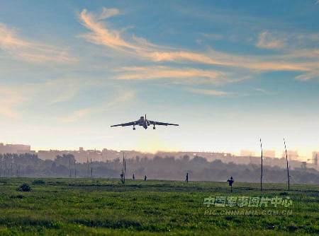 南空航空兵部队轰六机群挂实弹升空练远攻