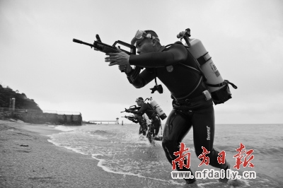 中国两栖侦察兵据枪训练 枪杆放硬币20分钟不掉