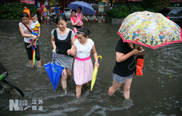 南京暴雨 市区多处道路积水(图)