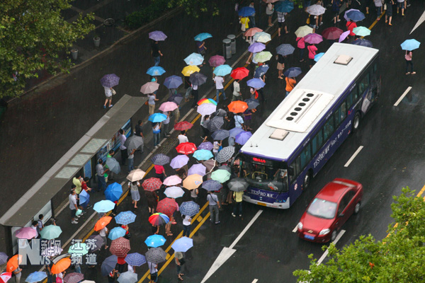 南京暴雨 市区多处道路积水(图)